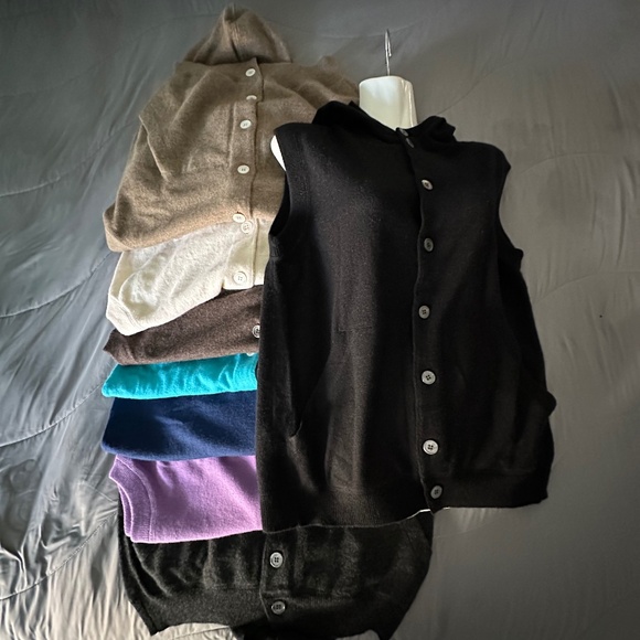 A BUNDLE OF 8 BUTTON UP CASHMERE VEST WITH A HOOD AND TWO POCKETS - Picture 8 of 8